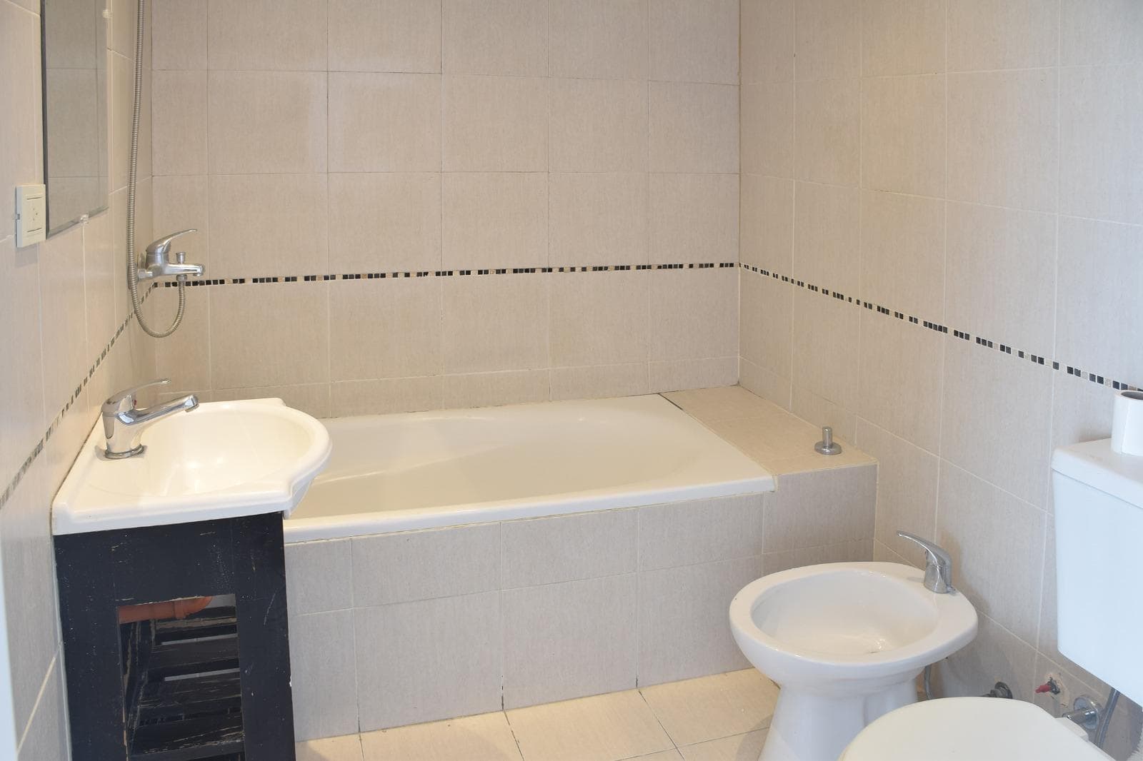 Bright Apartment for Rent with Balcony Near the Subway
