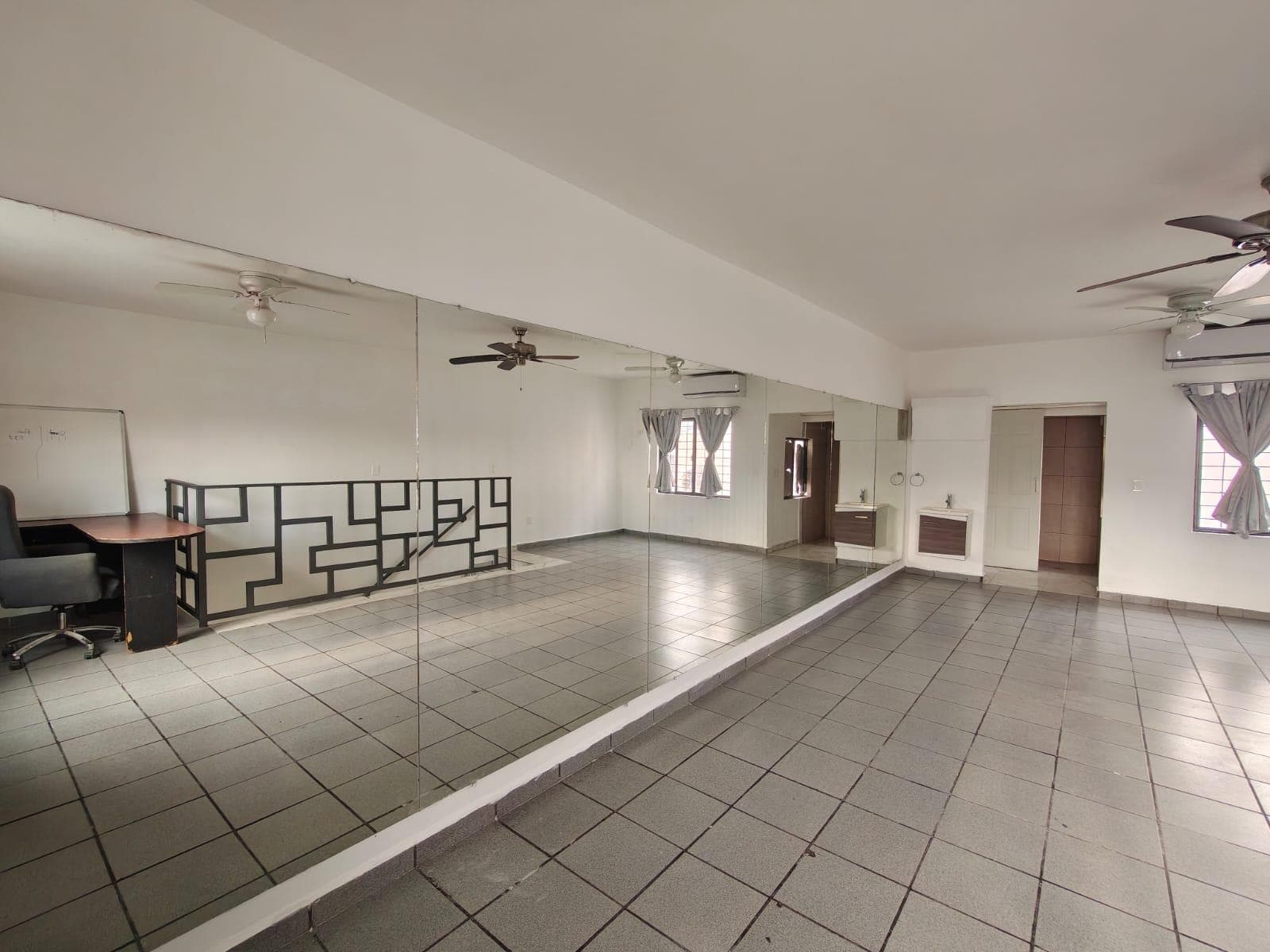 Office Space for Rent on the Upper Floor // Downtown Monterrey