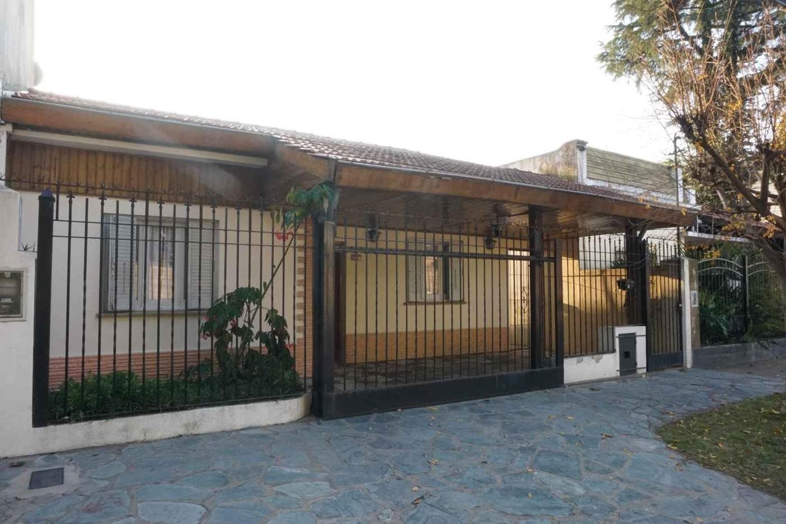 HOUSE FOR SALE: 5 ROOMS, PATIO, BARBECUE, AND GARDEN IN EL LIBERTADOR - LOMA HERMOSA - TRES DE FEBRERO