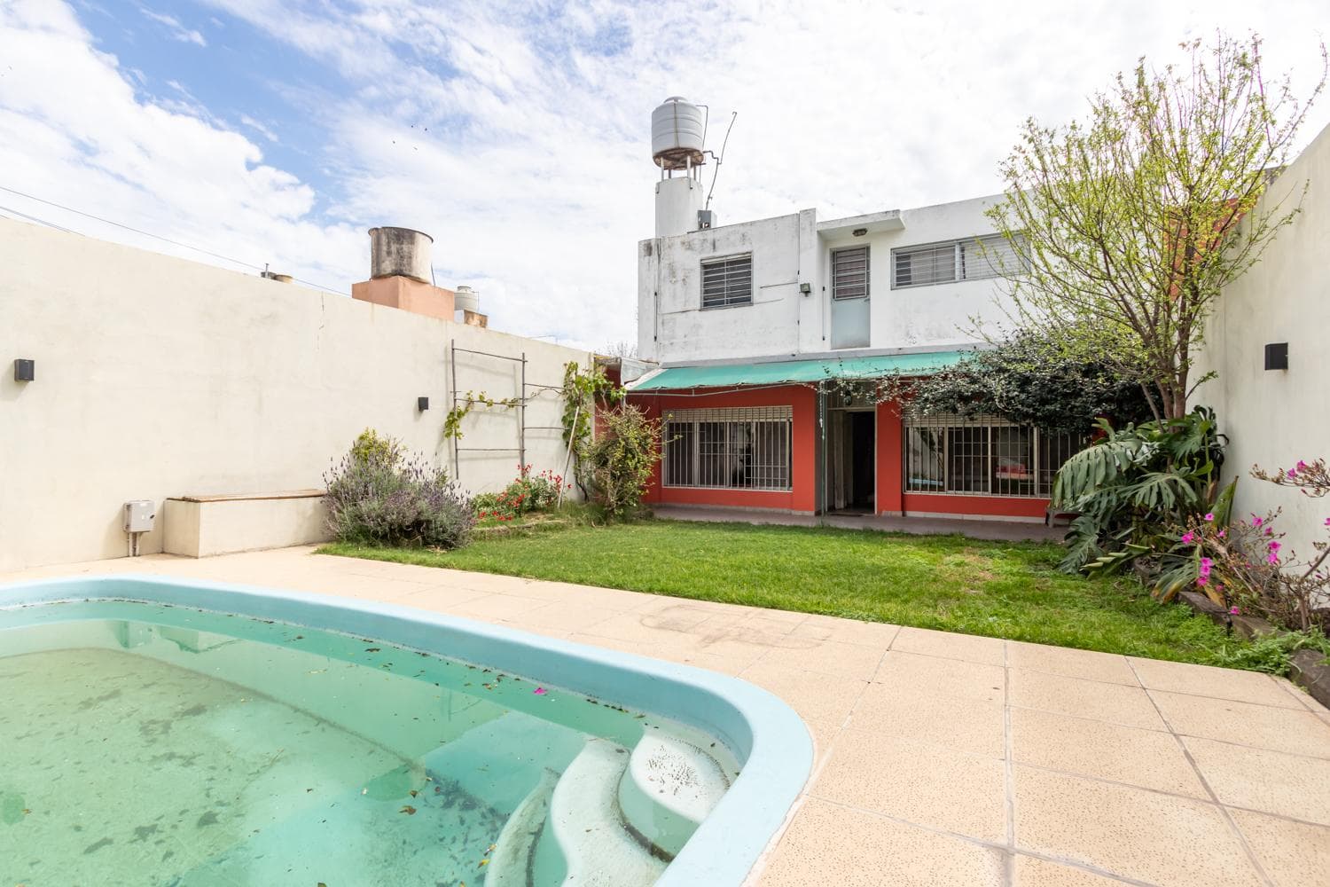 House for sale in Laprida, 3200 square meters, garden, pool