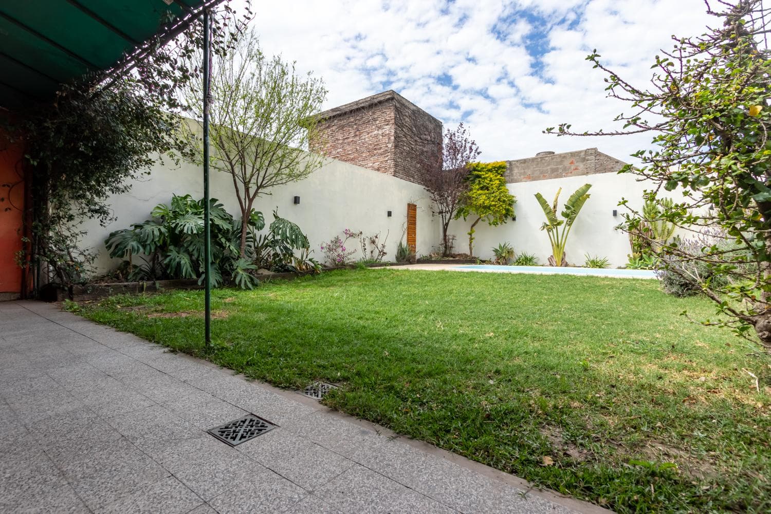House for sale in Laprida, 3200 square meters, garden, pool
