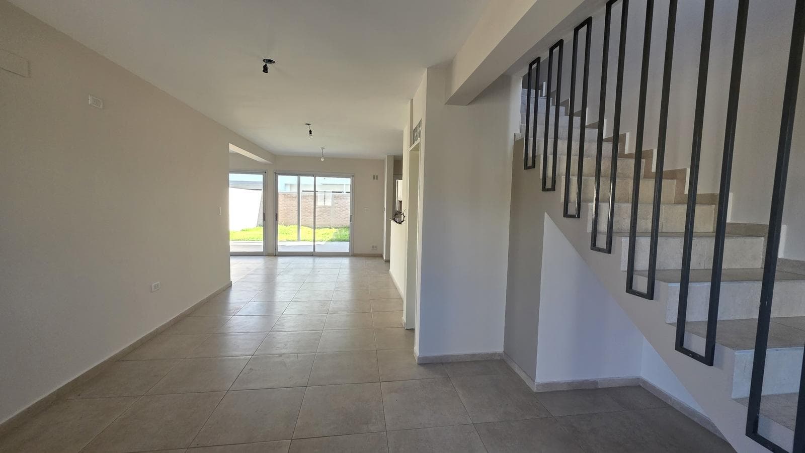 3-bedroom duplex for rent in Cañuelas Chico, with a patio and garage