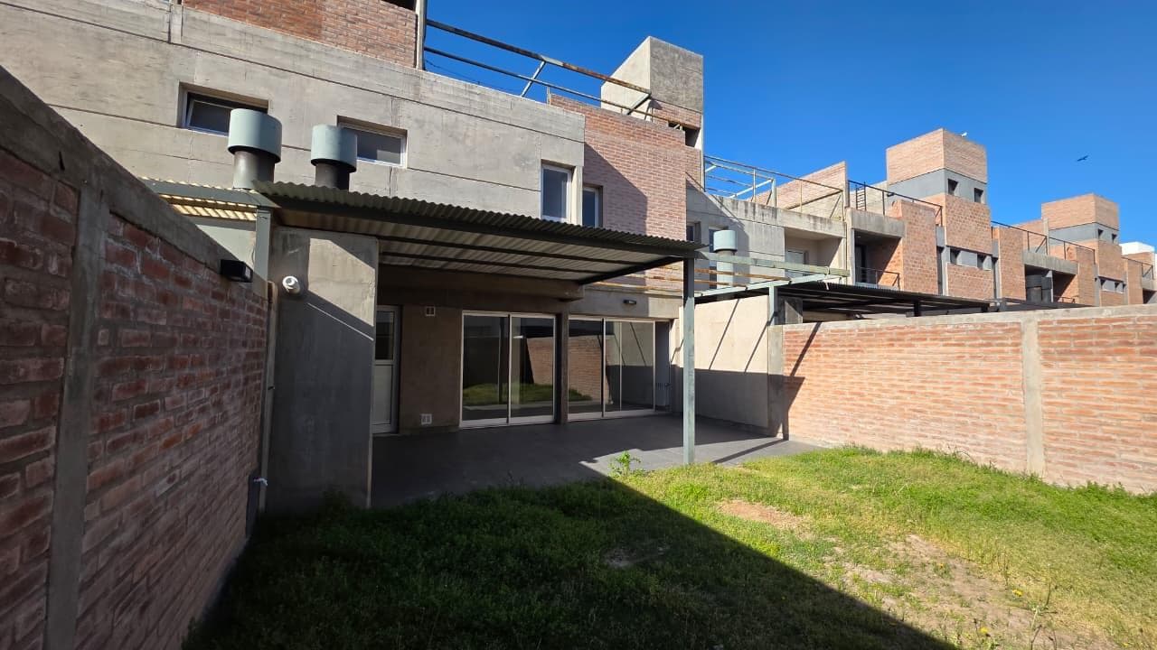 3-bedroom duplex for rent in Cañuelas Chico, with a patio and garage