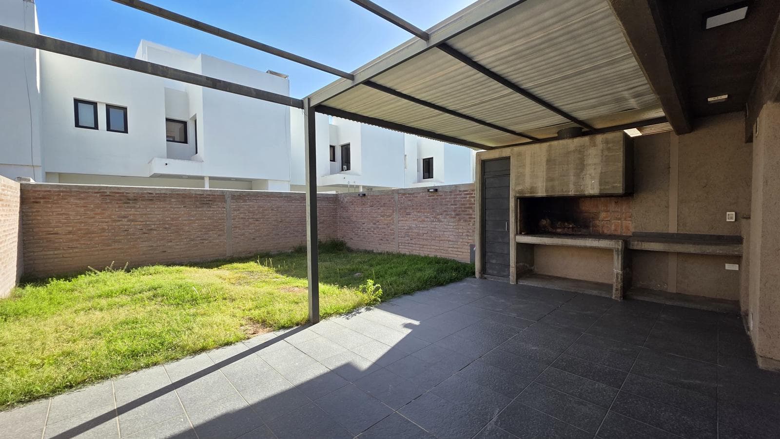 3-bedroom duplex for rent in Cañuelas Chico, with a patio and garage
