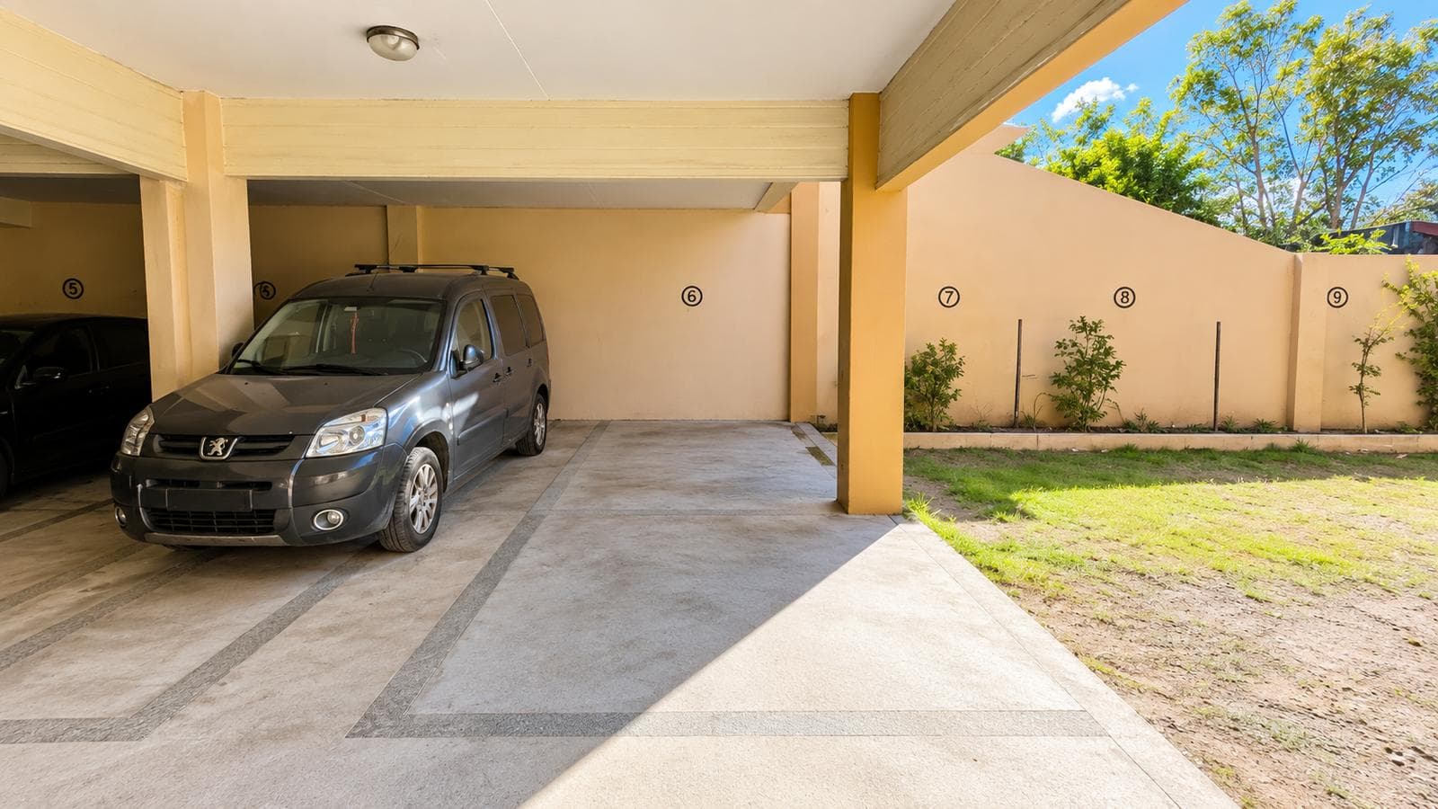 2-room apartment with garage for sale in downtown Morón