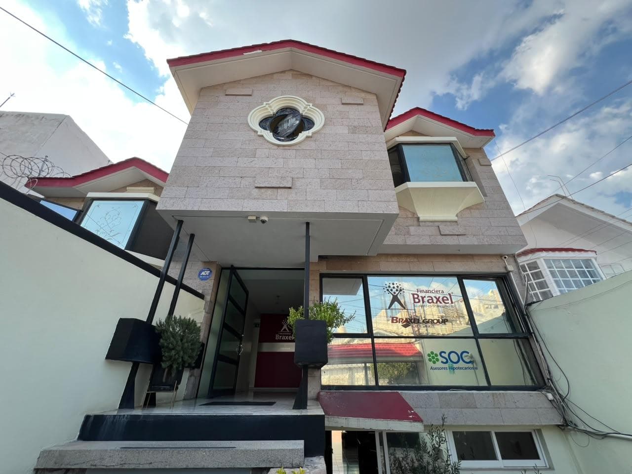 House for Sale on Estancieros Street in Valle del Campestre—Ideal for a Clinic, Offices, or a Residential Home