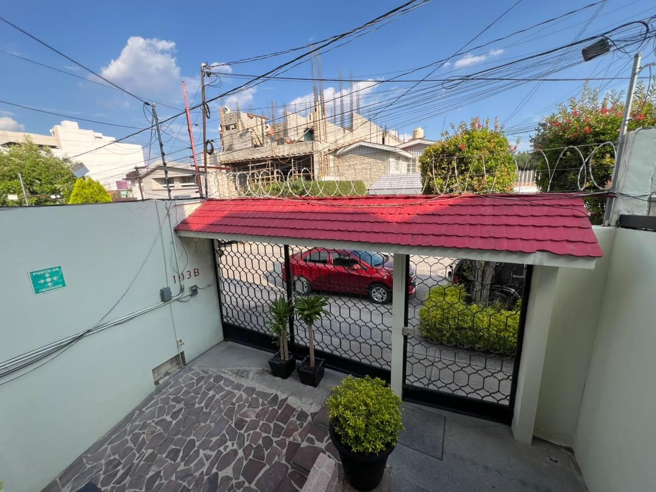 House for Sale on Estancieros Street in Valle del Campestre—Ideal for a Clinic, Offices, or a Residential Home