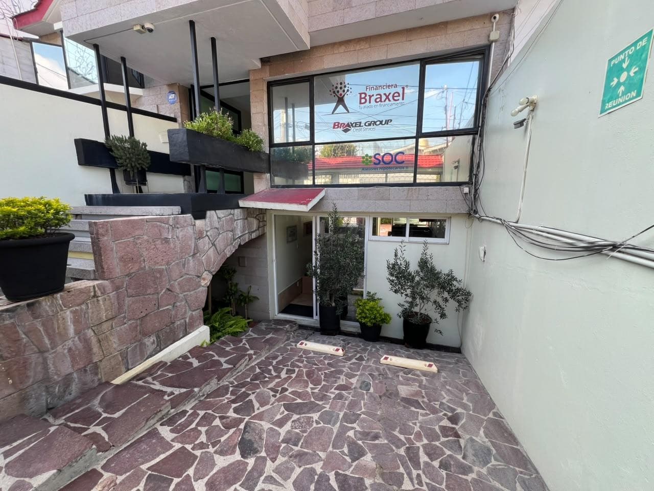 House for Sale on Estancieros Street in Valle del Campestre—Ideal for a Clinic, Offices, or a Residential Home