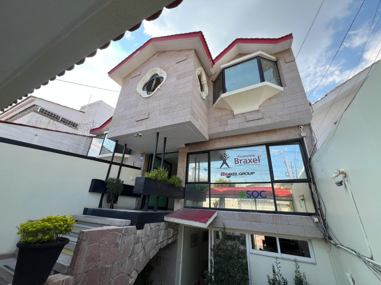 House for Sale on Estancieros Street in Valle del Campestre—Ideal for a Clinic, Offices, or a Residential Home