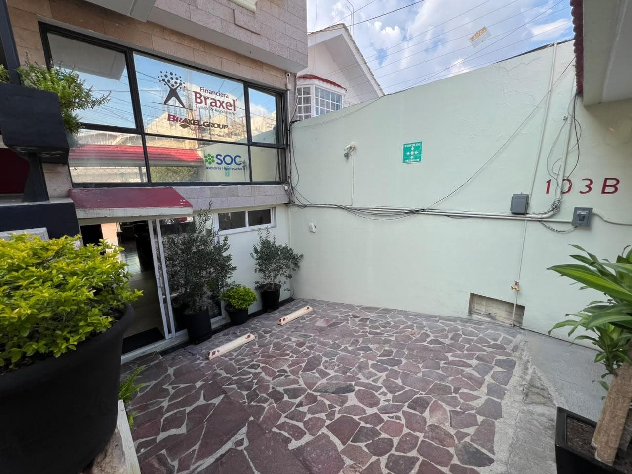 House for Sale on Estancieros Street in Valle del Campestre—Ideal for a Clinic, Offices, or a Residential Home