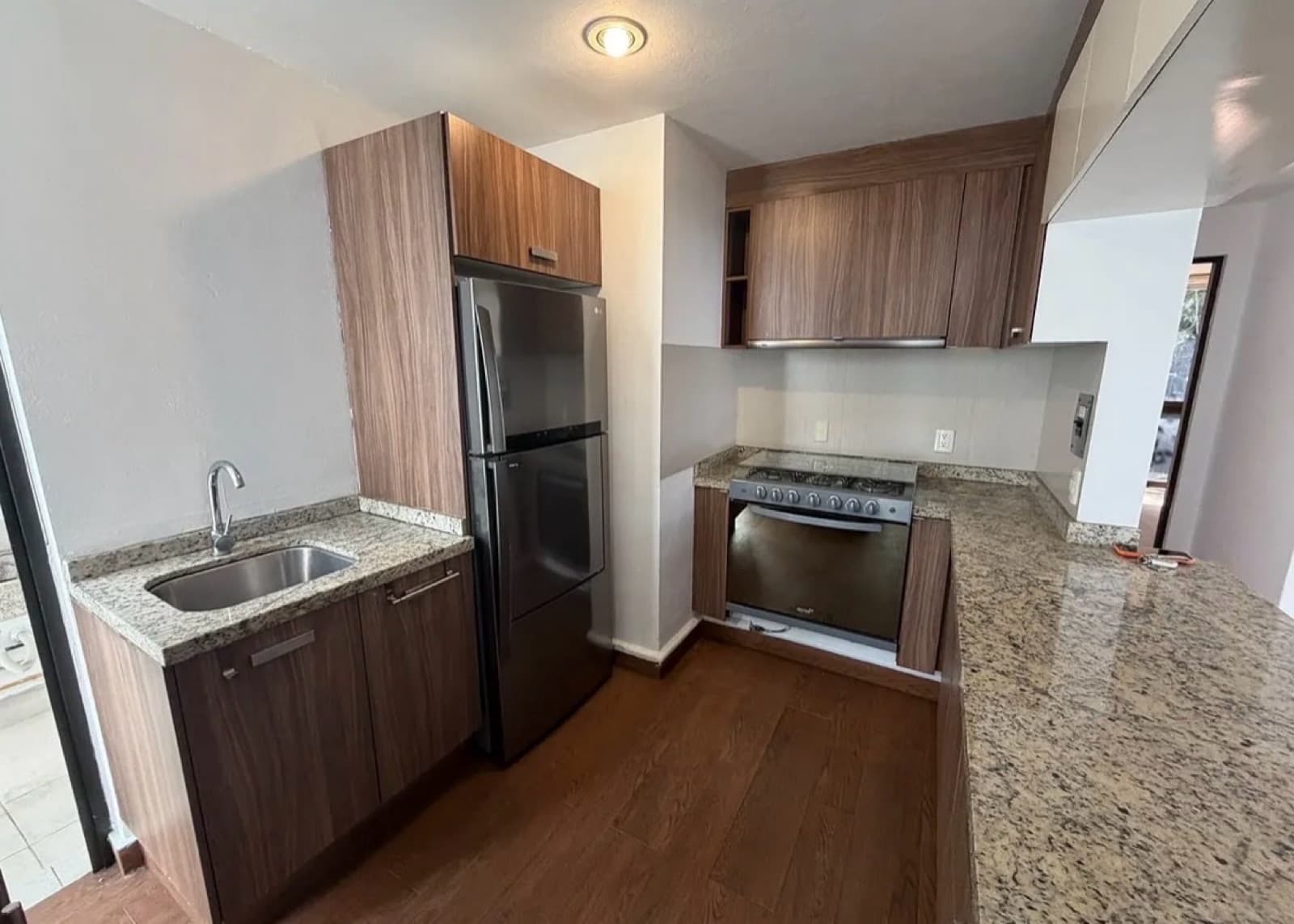 Apartment for rent in Naples: 3 bedrooms, 2 bathrooms, private rooftop, 2 parking spaces, security