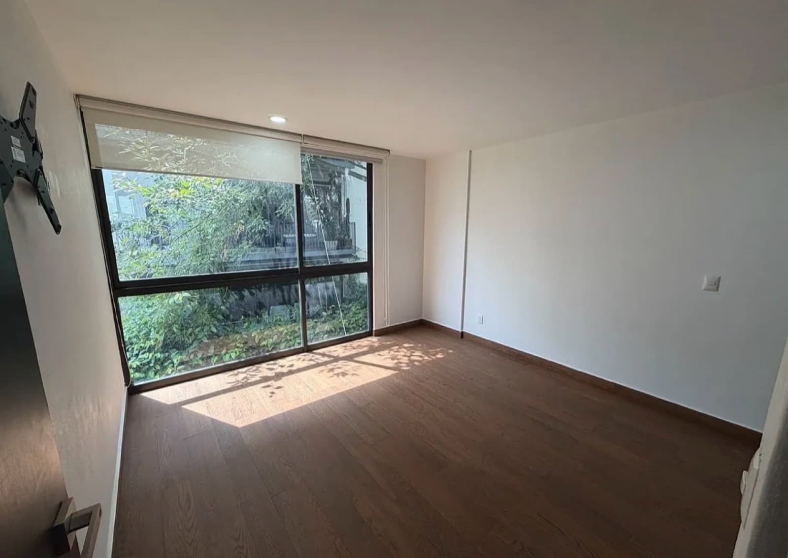Apartment for rent in Naples: 3 bedrooms, 2 bathrooms, private rooftop, 2 parking spaces, security
