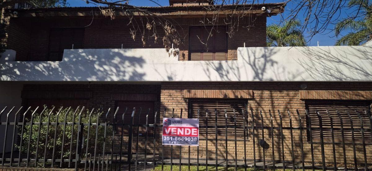 3-bedroom house with garage, 192 m² of living space | Argüello Norte | Title deed included
