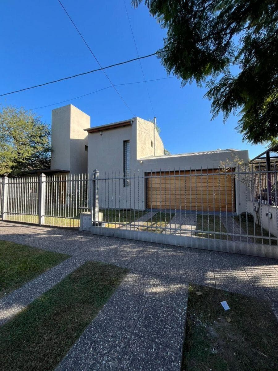 3-bedroom house with a pool, barbecue area, and double garage | Alto Verde | Eligible for financing