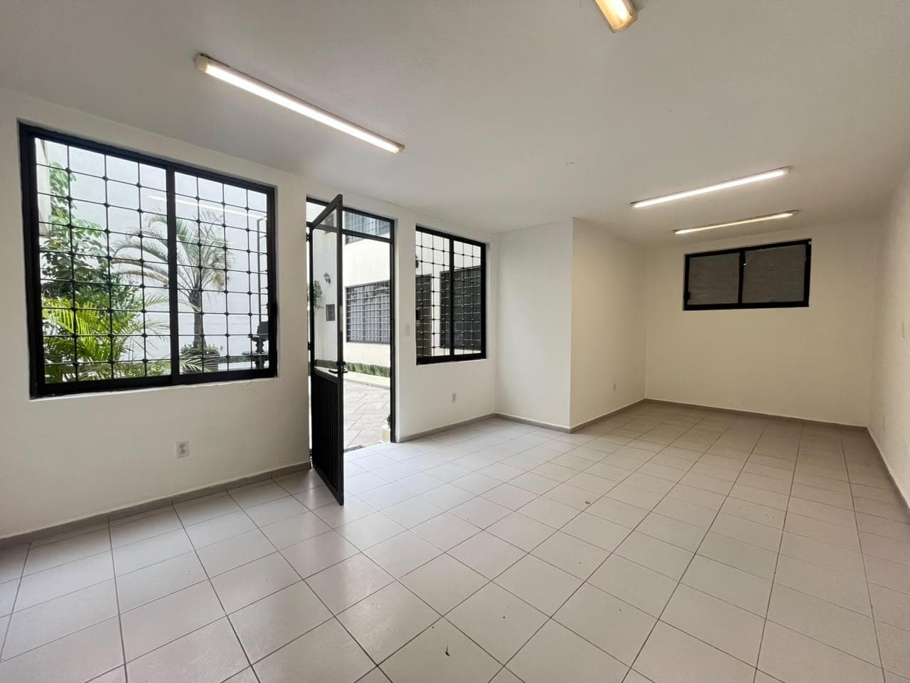 Spacious 110 m² Ground-Floor Office for Rent on Del Valle Street