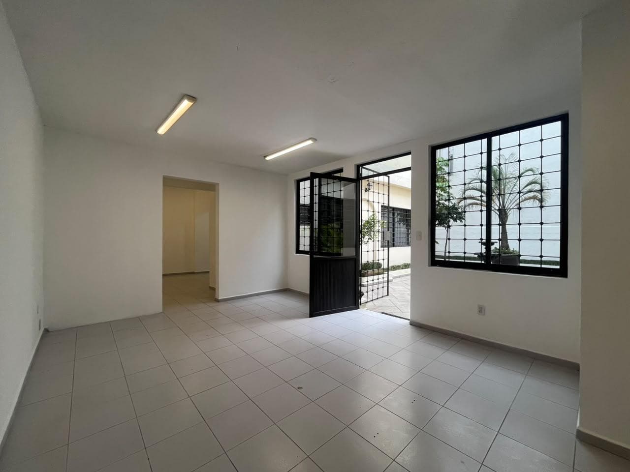 Spacious 110 m² Ground-Floor Office for Rent on Del Valle Street