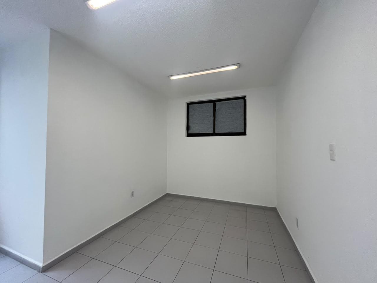 Spacious 110 m² Ground-Floor Office for Rent on Del Valle Street