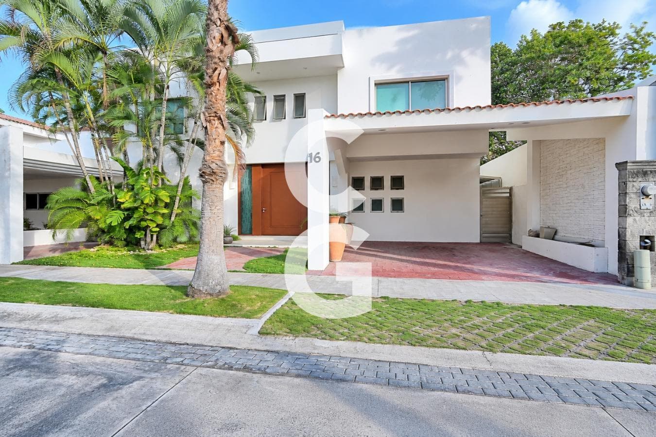 House for Sale in Cancún in the Villa Magna Residential Complex with a Pool and Garden