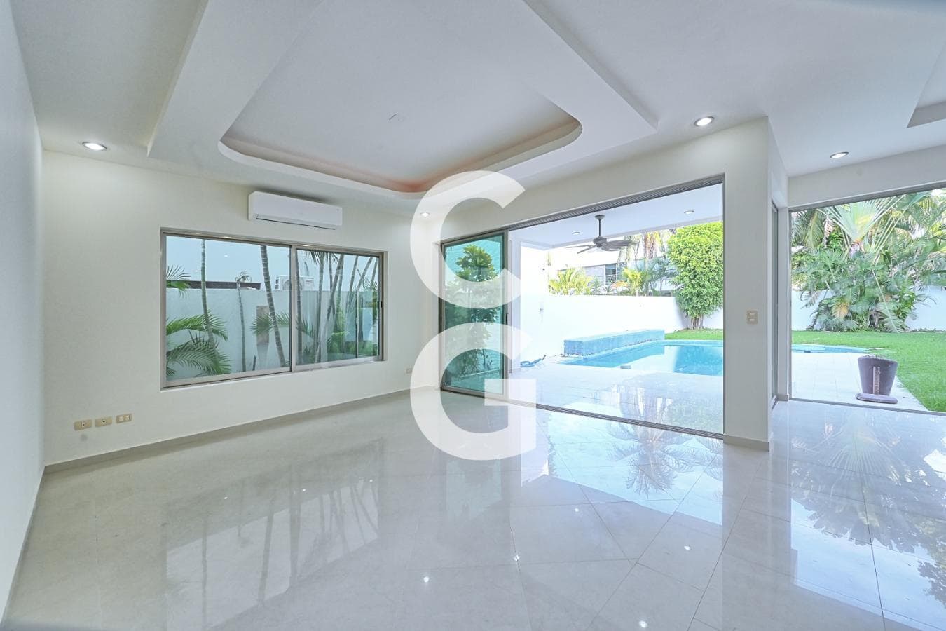 House for Sale in Cancún in the Villa Magna Residential Complex with a Pool and Garden