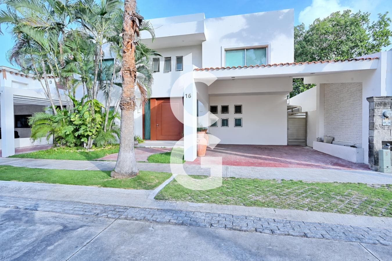 House for Sale in Cancún in the Villa Magna Residential Complex with a Pool and Garden