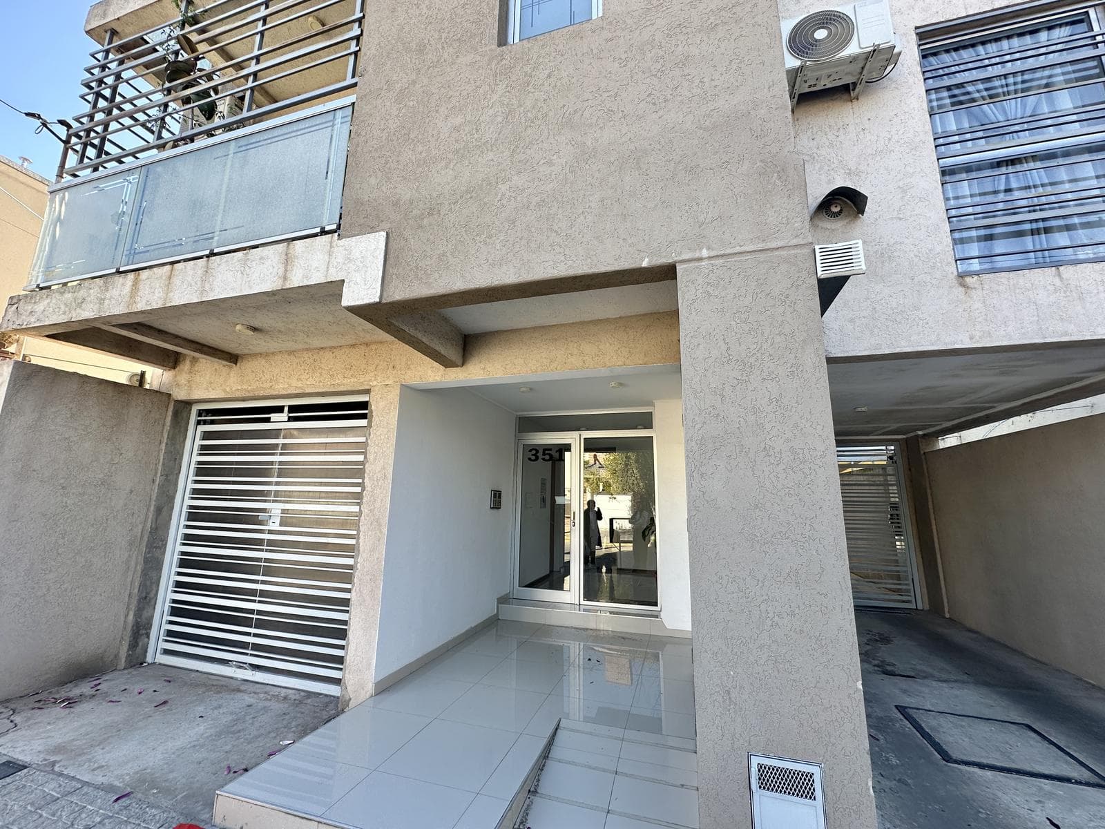 2-bedroom apartment for sale, all with en-suite bathrooms. Balcony/terrace. Downtown Zárate