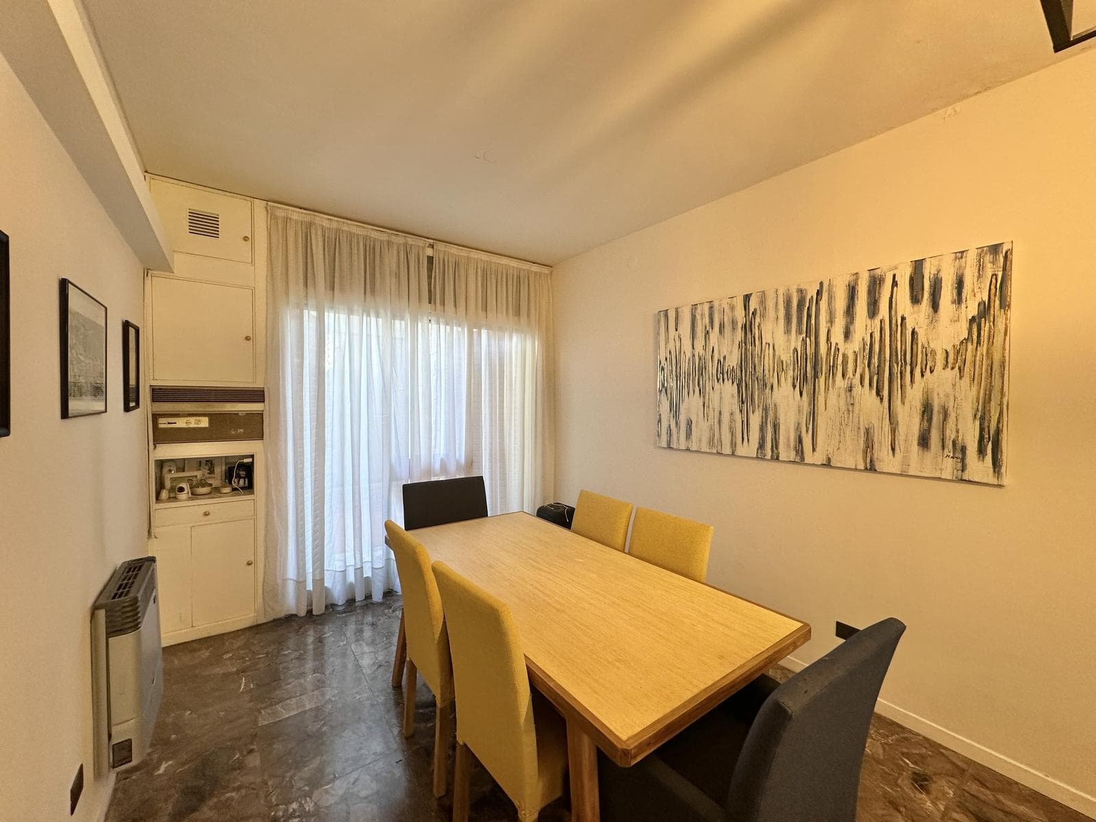 6-room house for sale. Terrace with barbecue and backyard. Garage. Right in the heart of Zárate