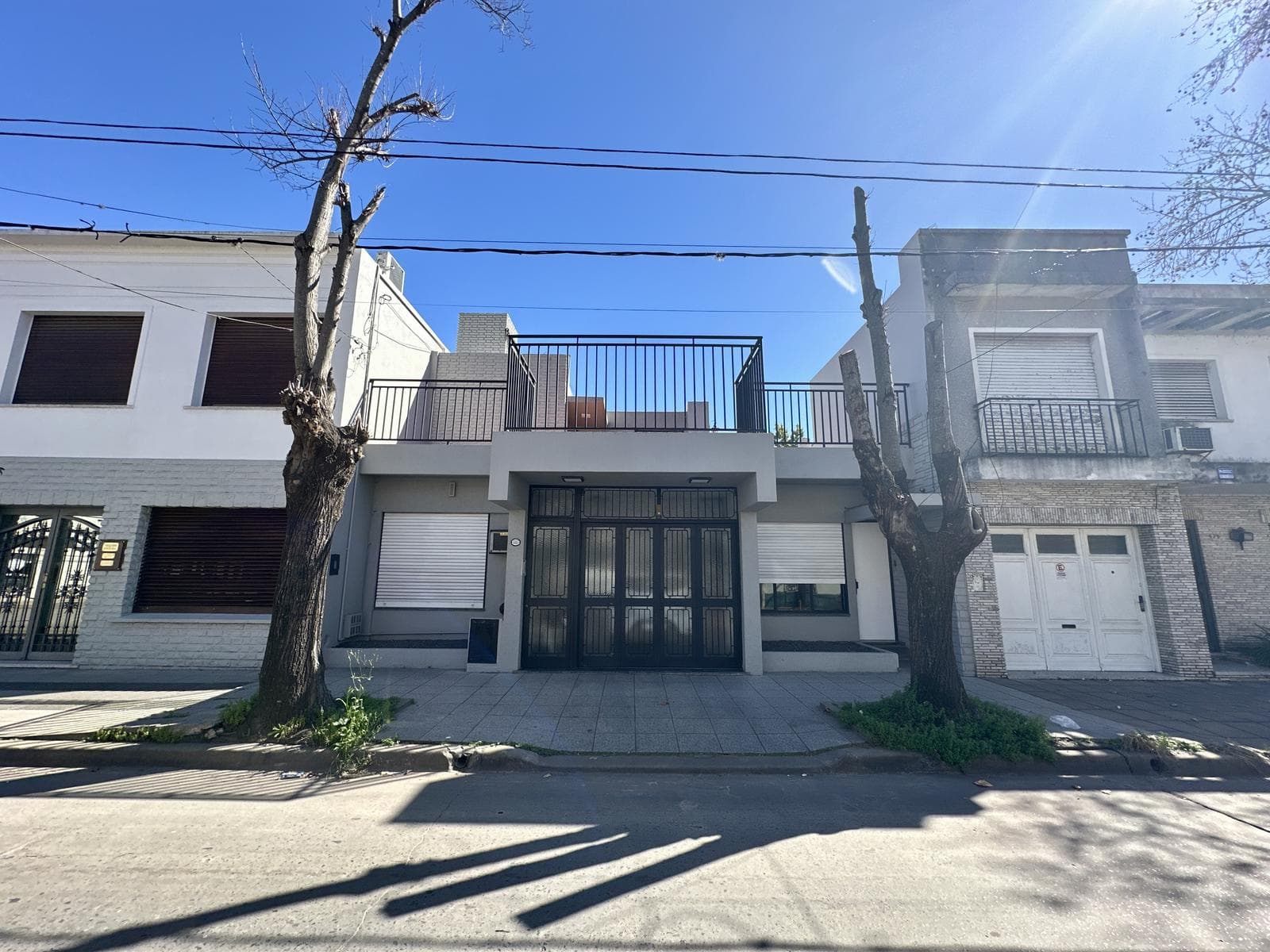 6-room house for sale. Terrace with barbecue and backyard. Garage. Right in the heart of Zárate