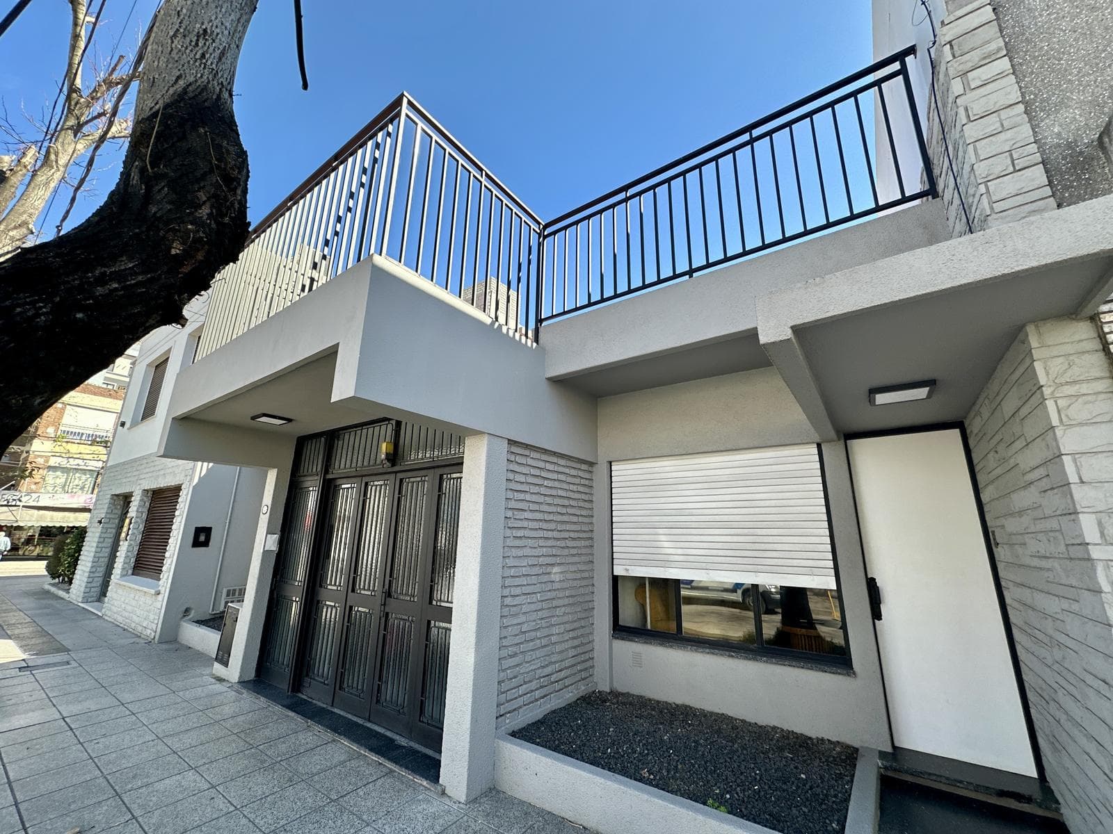 6-room house for sale. Terrace with barbecue and backyard. Garage. Right in the heart of Zárate