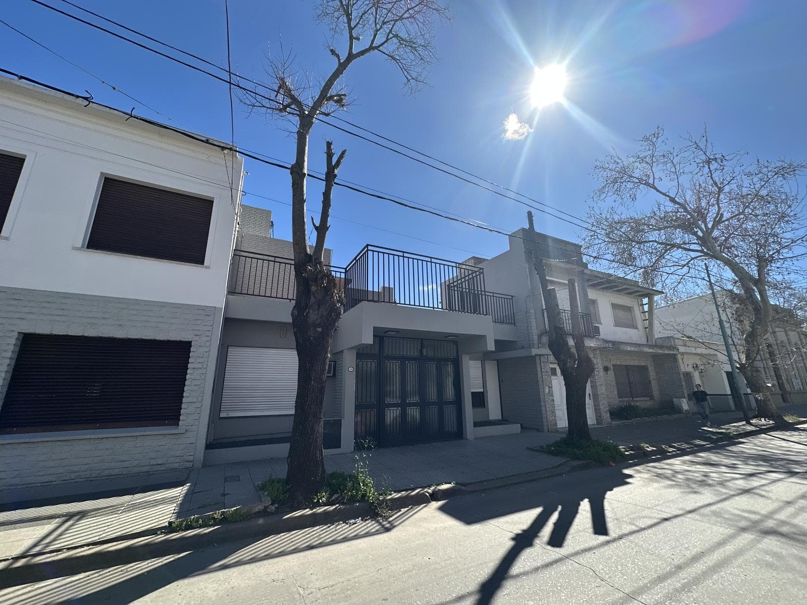 6-room house for sale. Terrace with barbecue and backyard. Garage. Right in the heart of Zárate