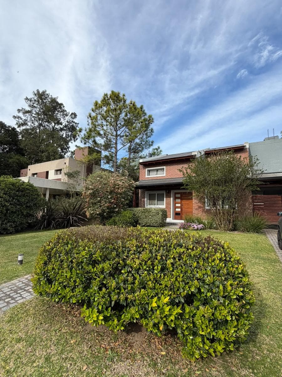 Casa Amoblada en Barrio Cielo, Roldan - 1.800 USD