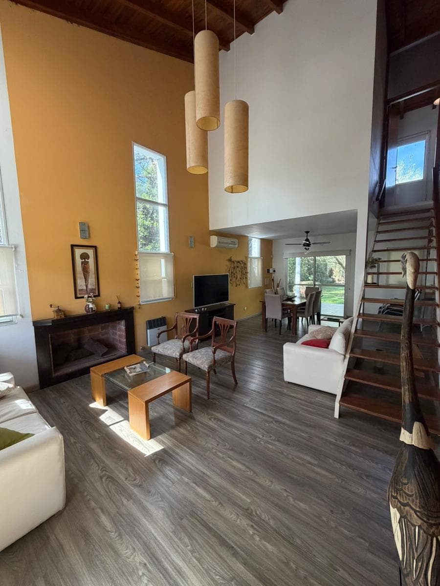 Casa Amoblada en Barrio Cielo, Roldan - 1.800 USD