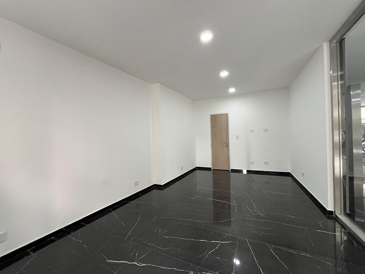 Local comercial a estrenar con baño privado - Martin, Rosario.