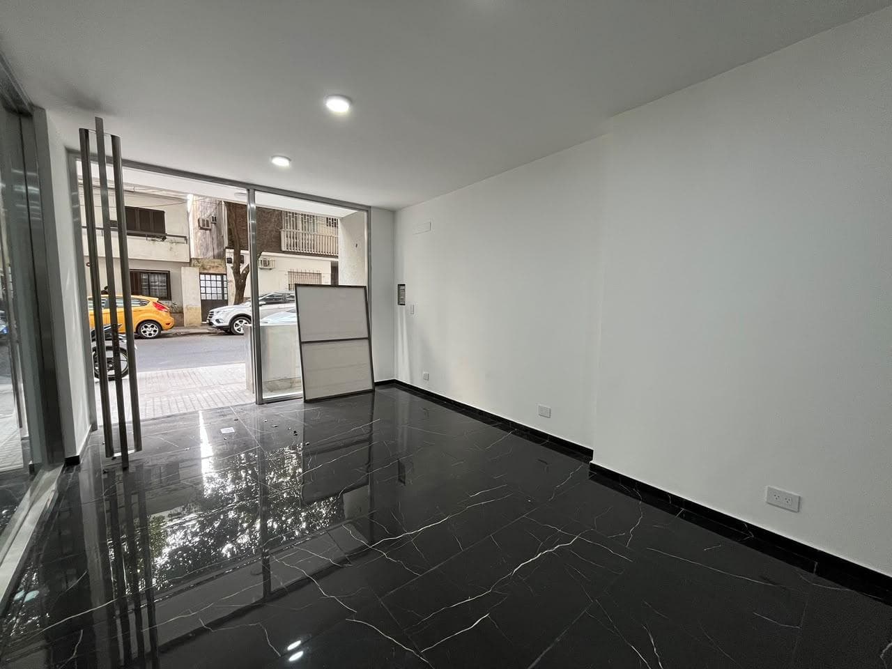 Local comercial a estrenar con baño privado - Martin, Rosario.