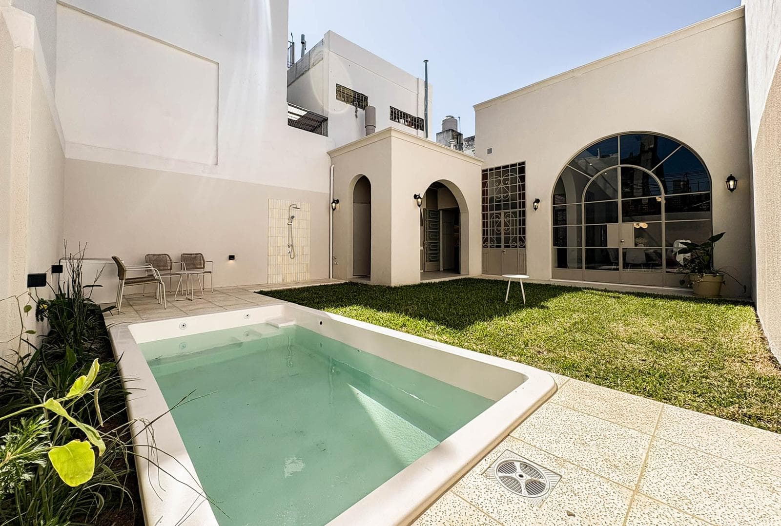 FOR SALE: 4-Bedroom House with Patio, Garden, Porch, and Pool in Abasto - Mitre 2320