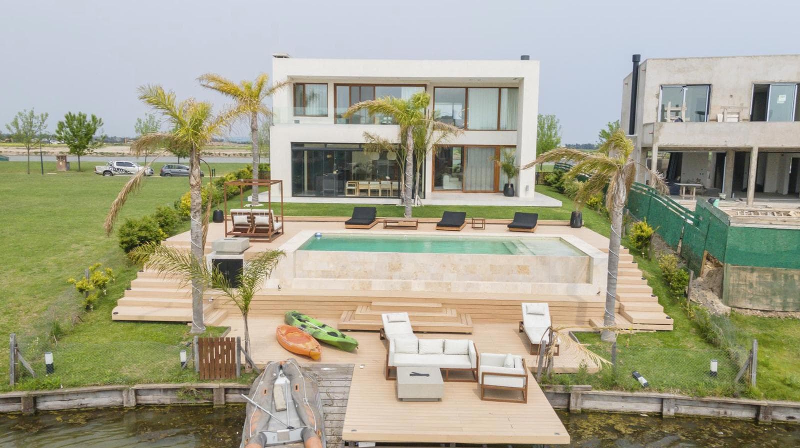 Modern House on the Water, 8 Rooms, 4–5 Bedrooms