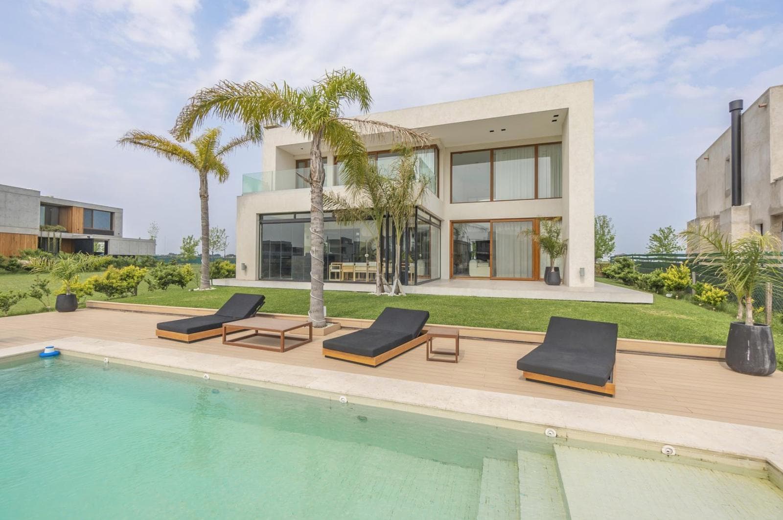 Modern House on the Water, 8 Rooms, 4–5 Bedrooms