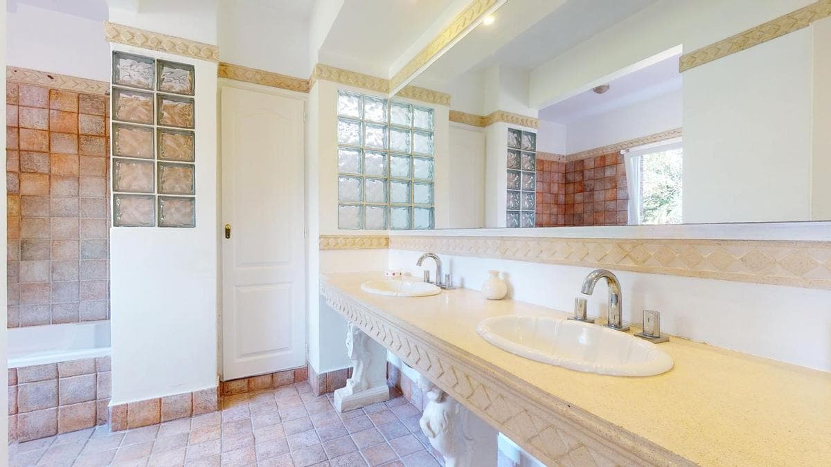 House for sale in Gonnet: 485 between 20th and 21st. Lot size: 30 x 60. 370 m² of floor space. Excellent condition. Pool