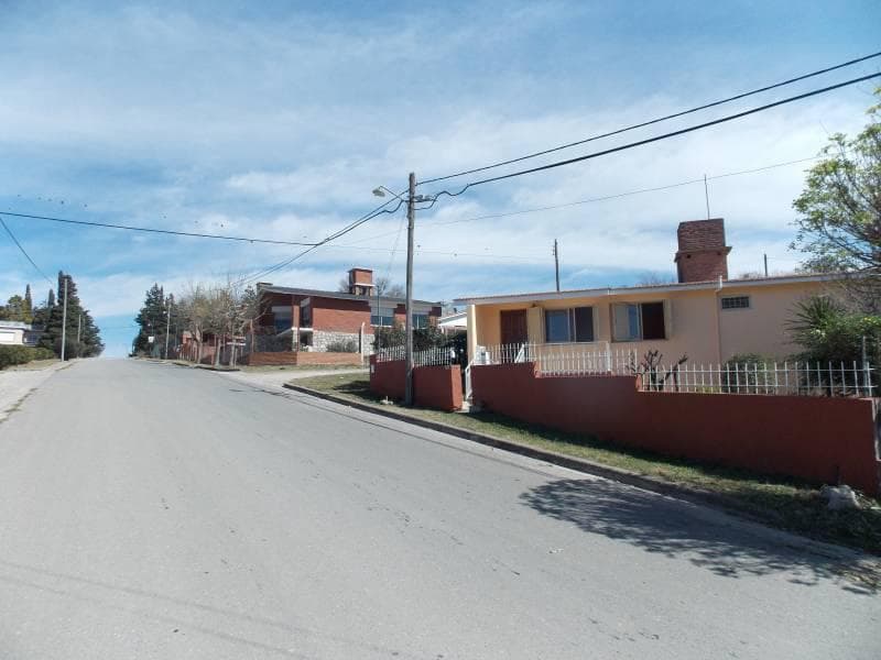 Chalet for sale in a prime residential location with panoramic views in the city of La Falda, consisting of: living room, dining room, and kitchen; one bedroom; bathroom; laundry room; garage; and barbecue area.