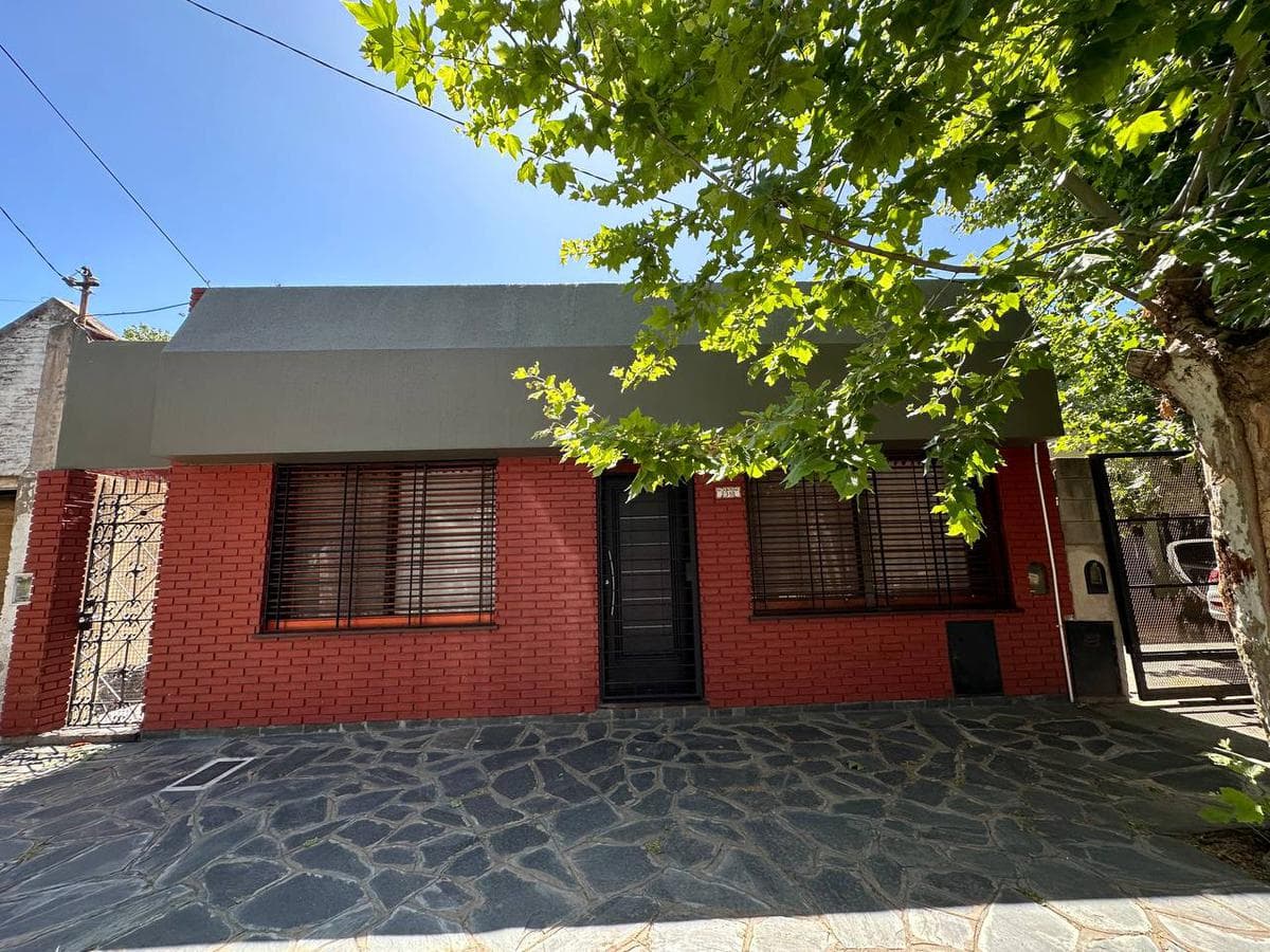 5-ROOM HOUSE FOR SALE WITH BARBECUE AREA AND YARD. QUALIFIES FOR A MORTGAGE