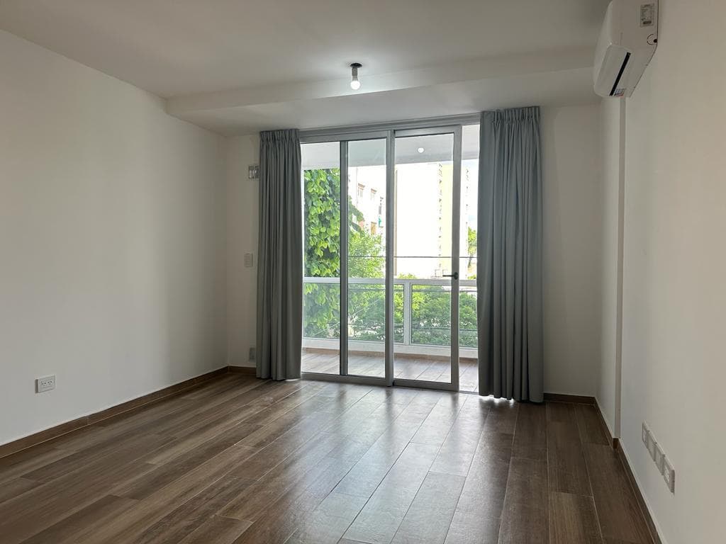 Studio apartment for rent, at the corner of 40th and 18th. It has a balcony, underfloor heating, and air conditioning. Excellent condition.