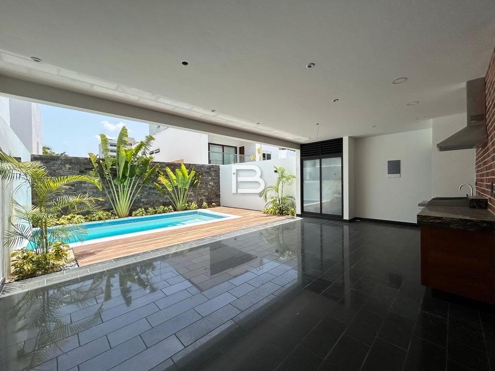 Aqua Residencial: Brand-New House for Sale