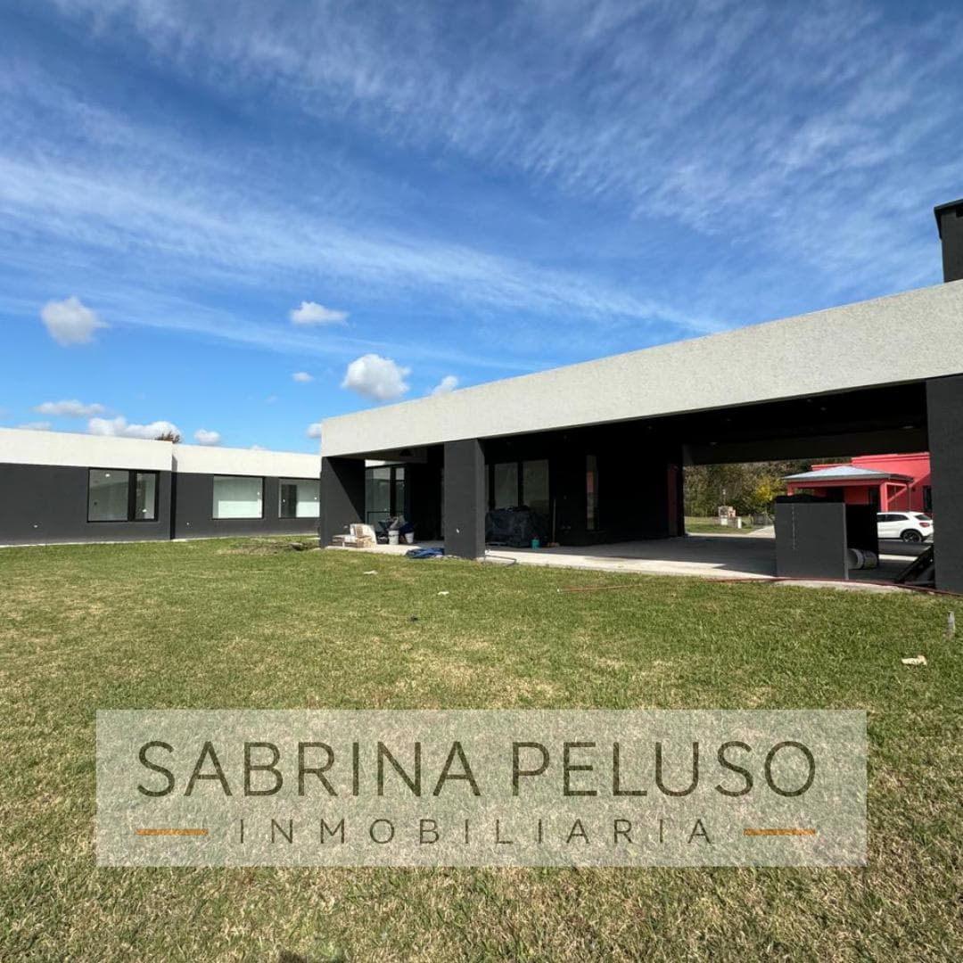 FOR SALE: 4-room house in Club de Campo La Elina, Luján Region