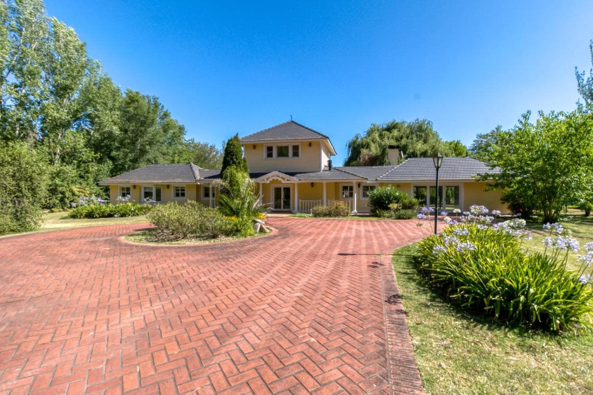 House for sale or rent in the gated community of Campos de Roca I. Lot size: 14,000 m2; floor area: 246 m2.