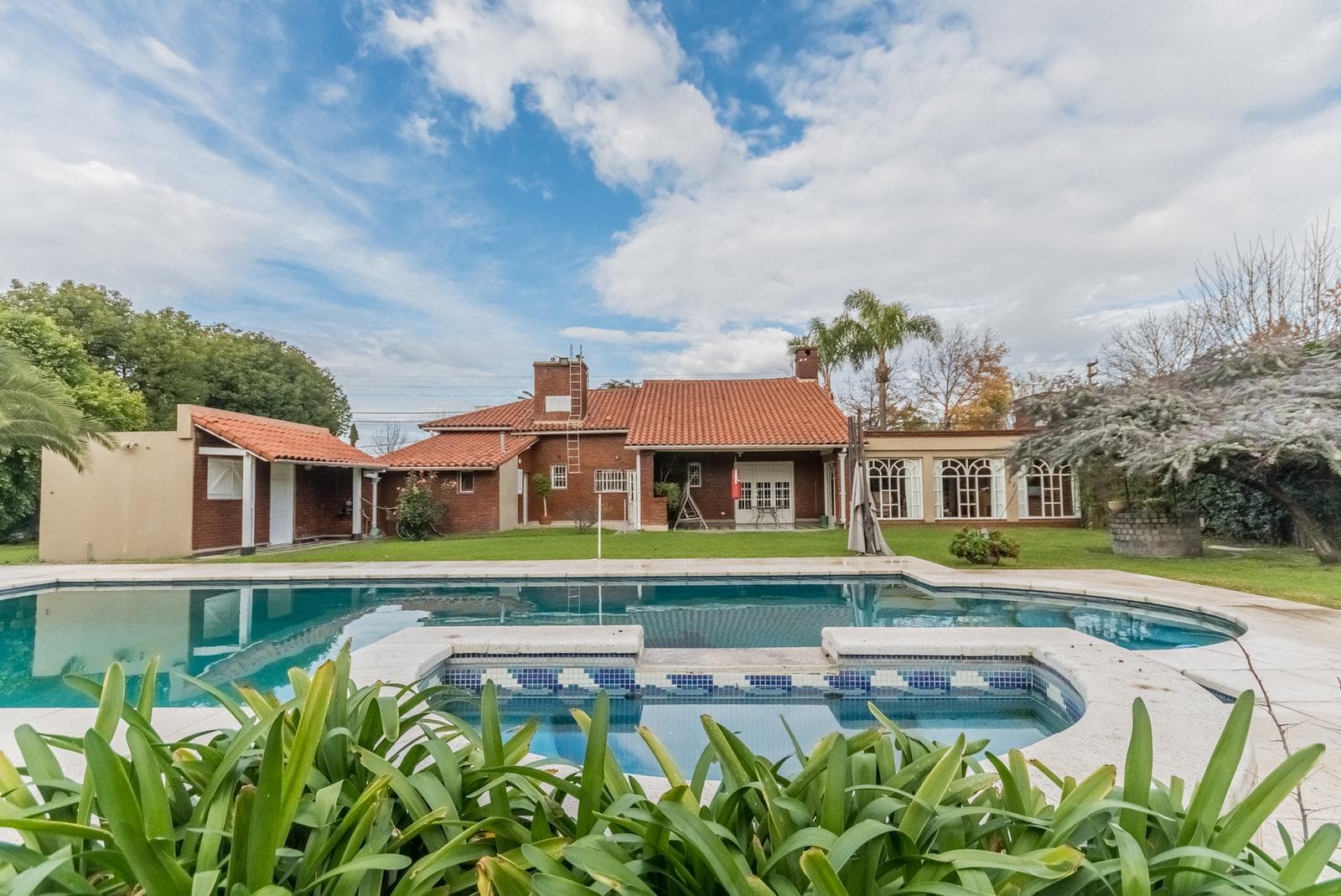 House for sale in Ituzaingo 6 with pool and 40 x 39 m garden. Credit/exchange for lower value.