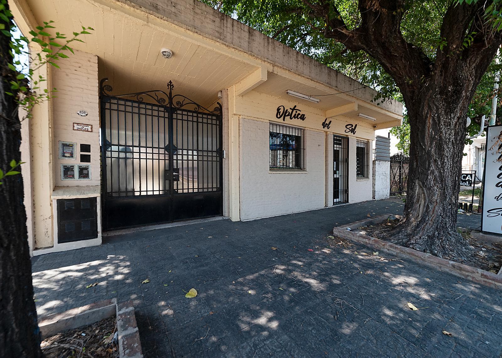 5-Room House for Sale with Commercial Space in Ituzaingó