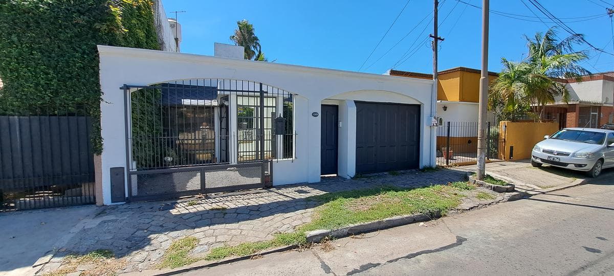 Three-room house for sale in Quilmes Este, with a park, pool, and 2 parking spaces—Down payment and installments!!