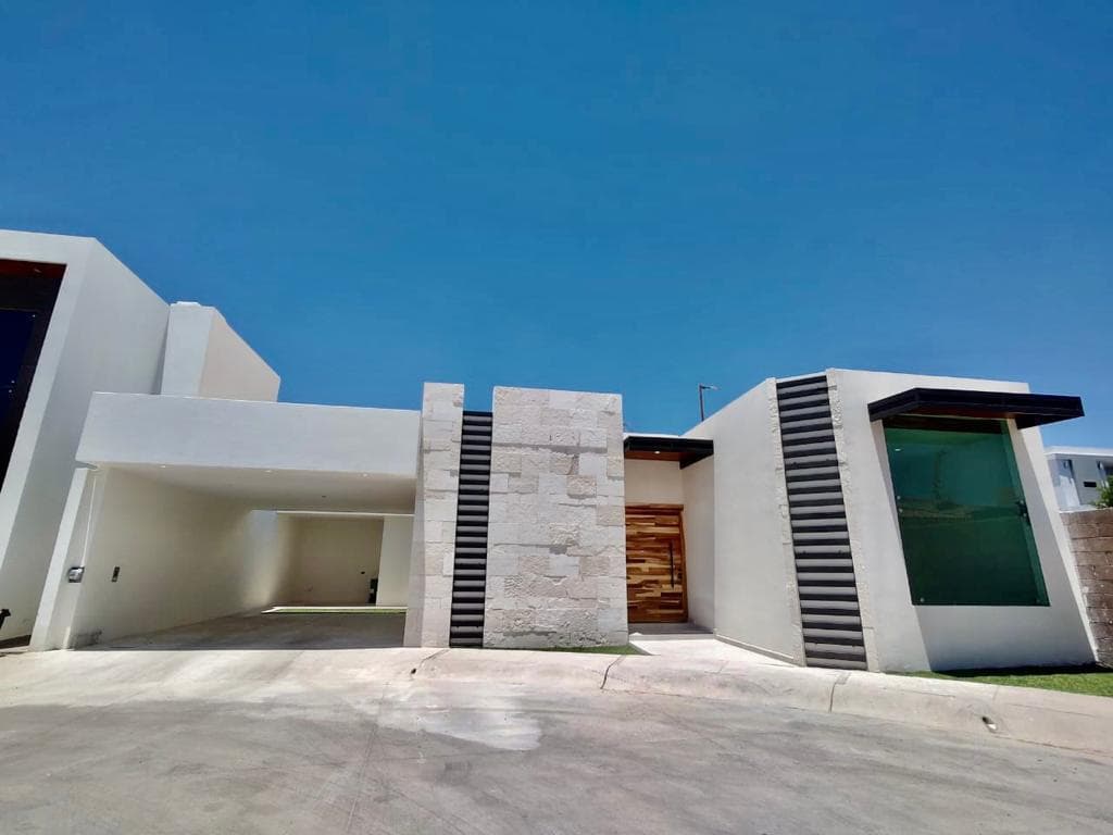 Single-Story House for Sale in Los Santos Residencial