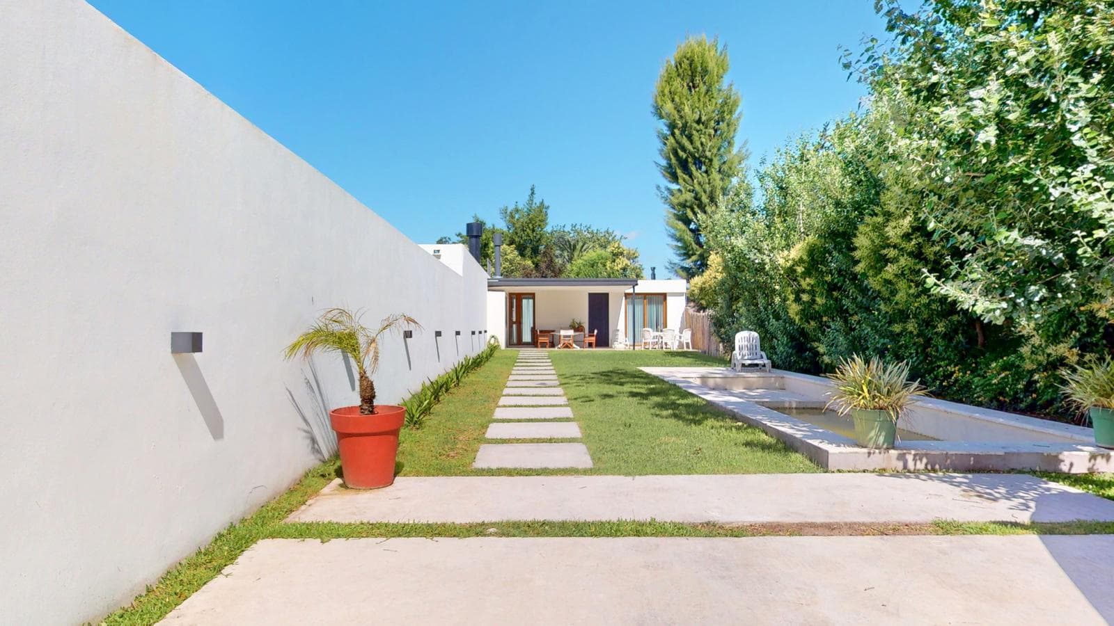House for sale at 458 and 12-b. It has 119 m² of floor space on a 9 x 46 lot. IN PERFECT CONDITION