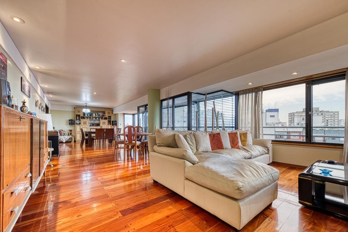 Apartment at the corner of Diagonal Pueyrredon and San Martin
