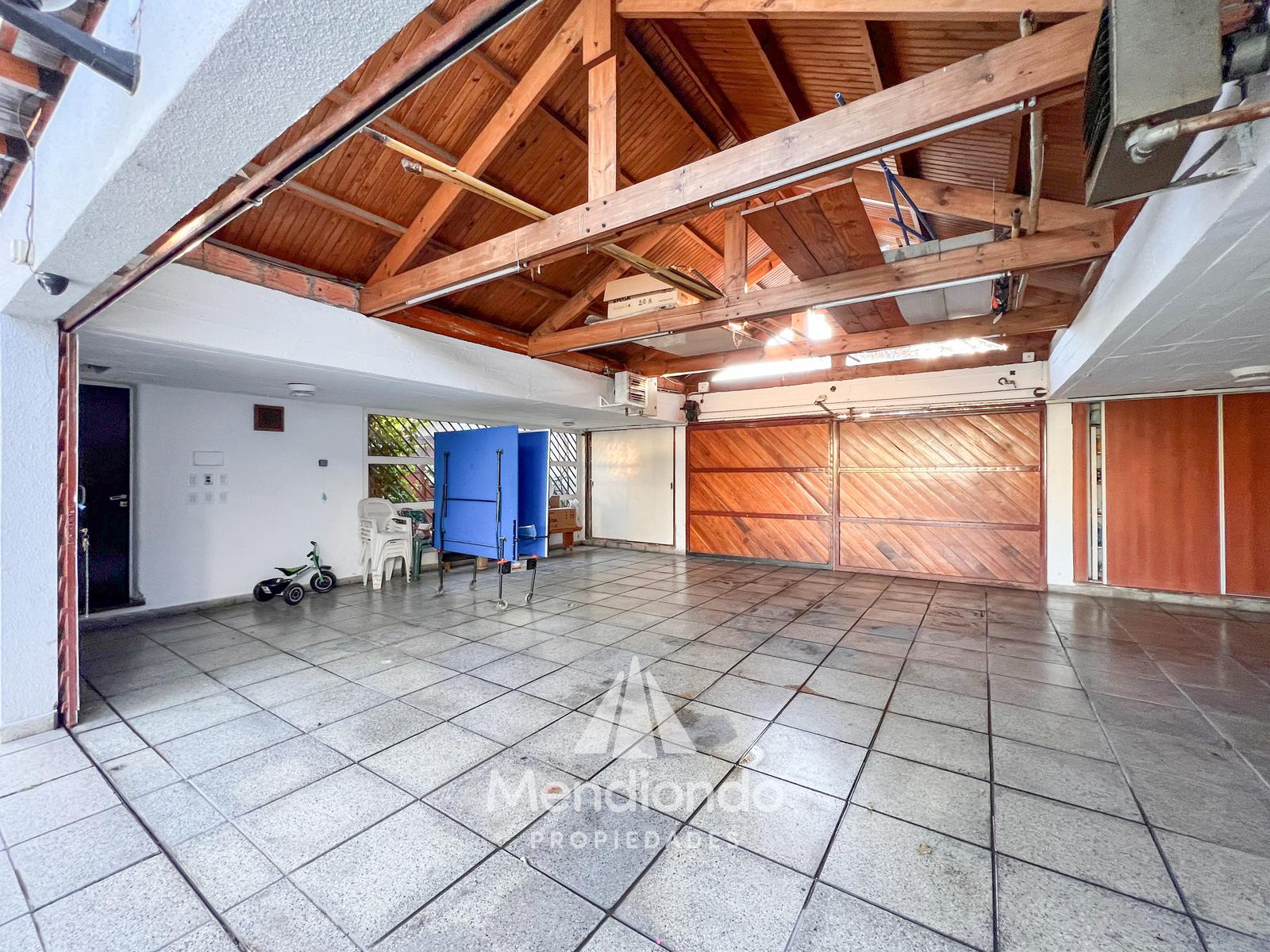 6-room villa with a 6-car garage and a pool. Pinos de Anchorena.